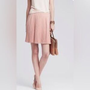 Banana Republic
Soft Pleated Skirt in Blush
Size 4
Excellent condition